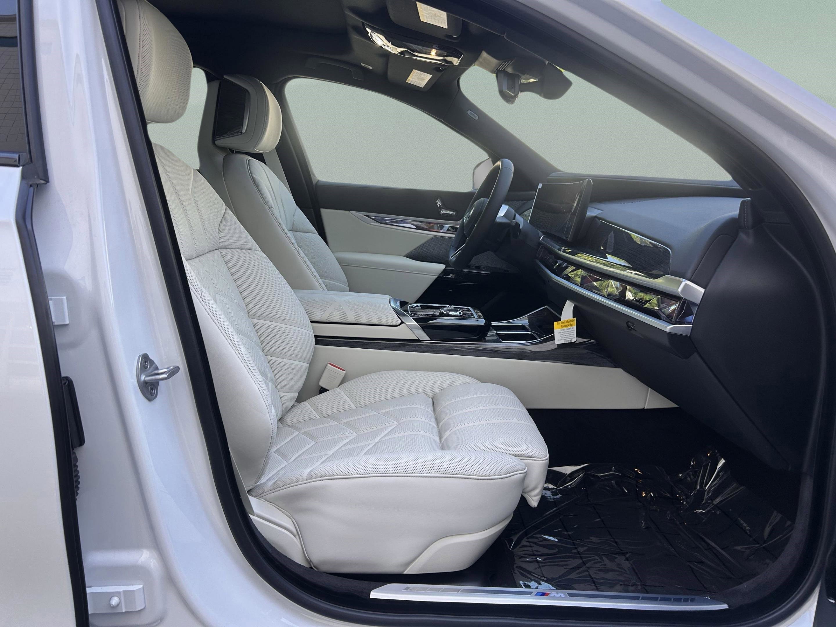 Used 2025 BMW i7 xDrive60 image 32