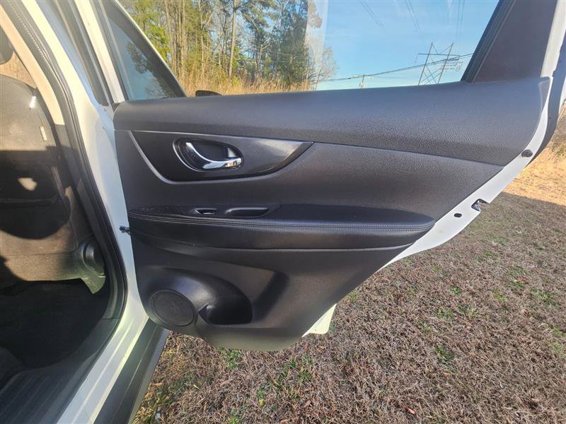 Used 2017 Nissan Rogue SV w/ SV Premium Package image 27