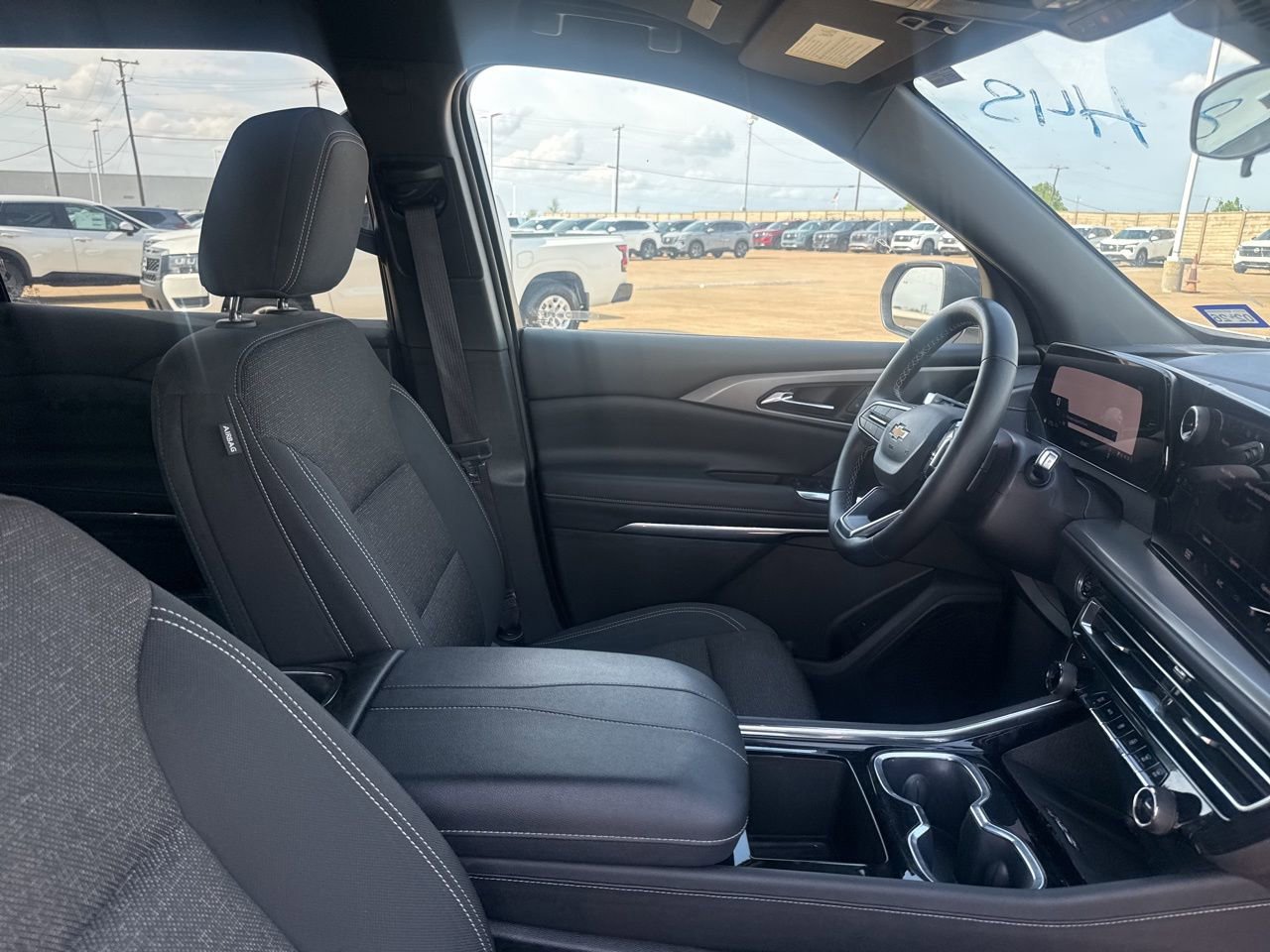 Used 2025 Chevrolet Traverse LT image 30