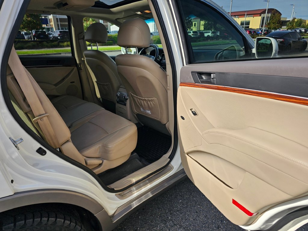 Used 2012 Hyundai Veracruz Limited w/ Entertainment Pkg FWD image 14