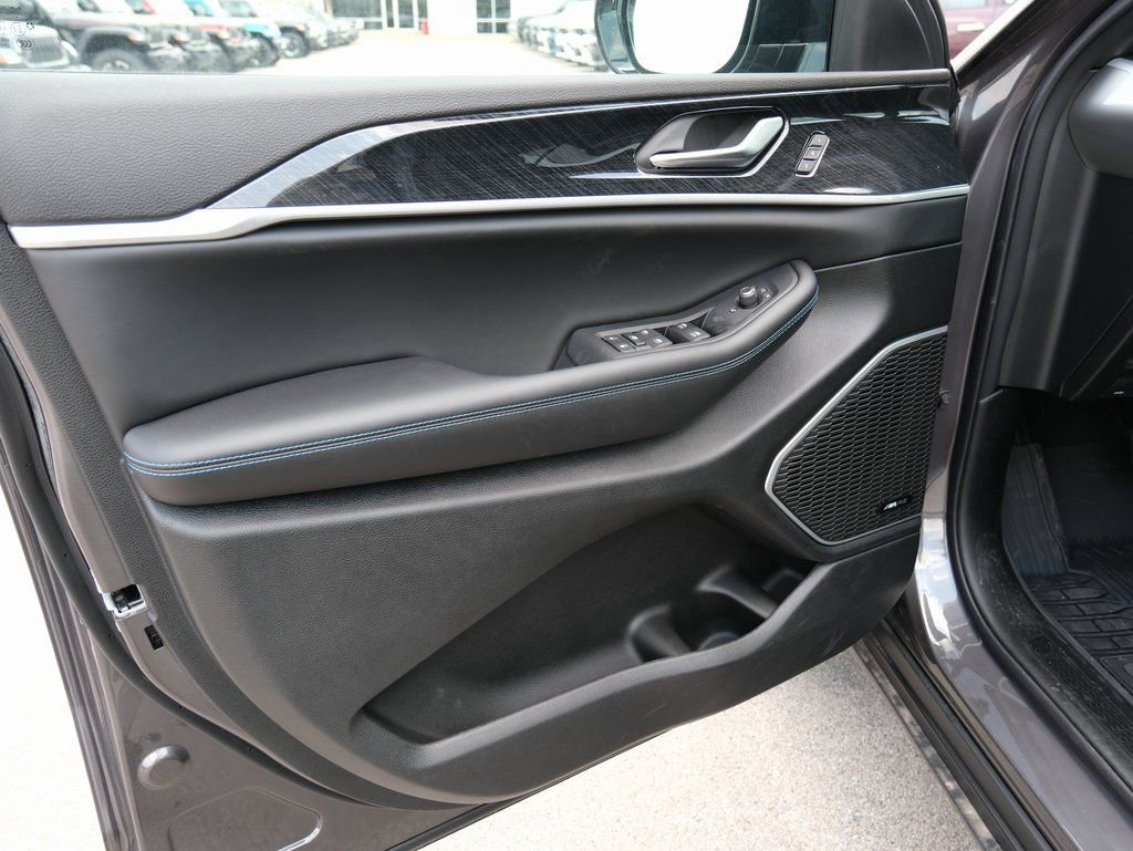 Used 2024 Jeep Grand Cherokee Trailhawk image 16