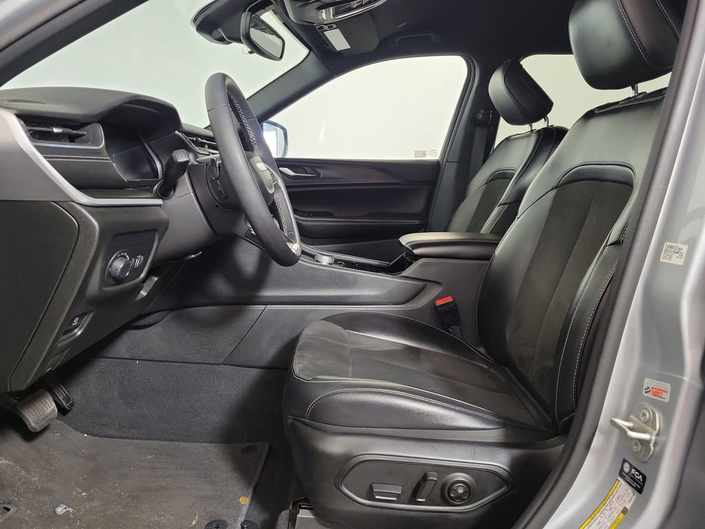 Used 2023 Jeep Grand Cherokee L Laredo RWD image 11