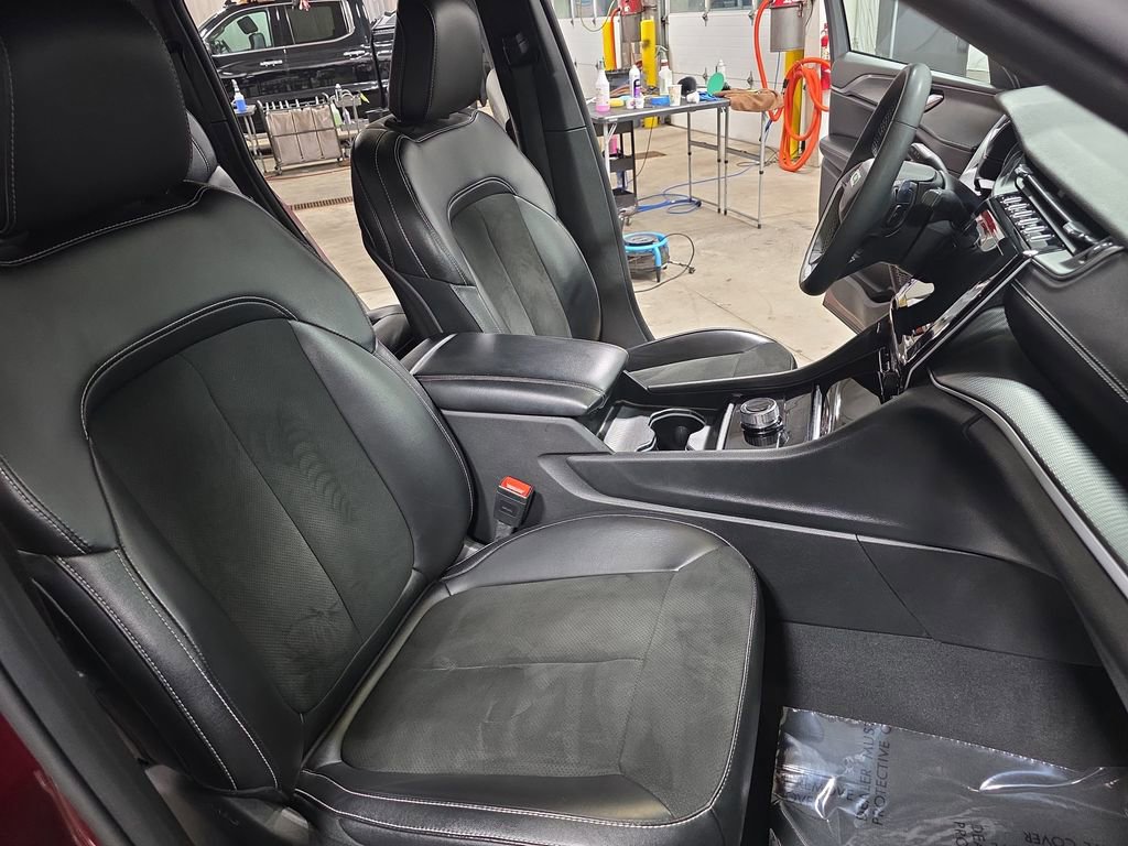 Used 2024 Jeep Grand Cherokee Altitude image 10