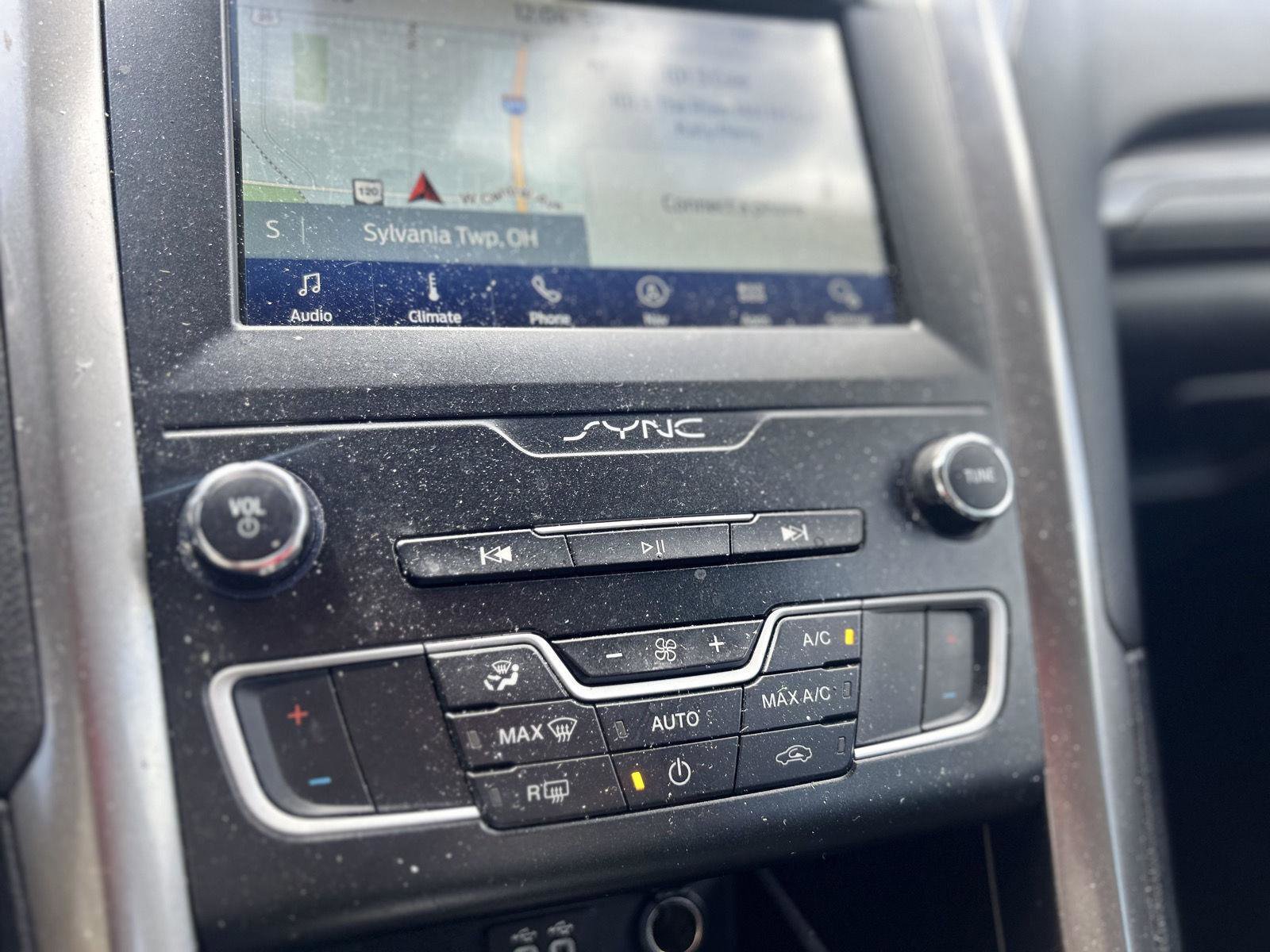 Used 2020 Ford Fusion SE FWD image 11