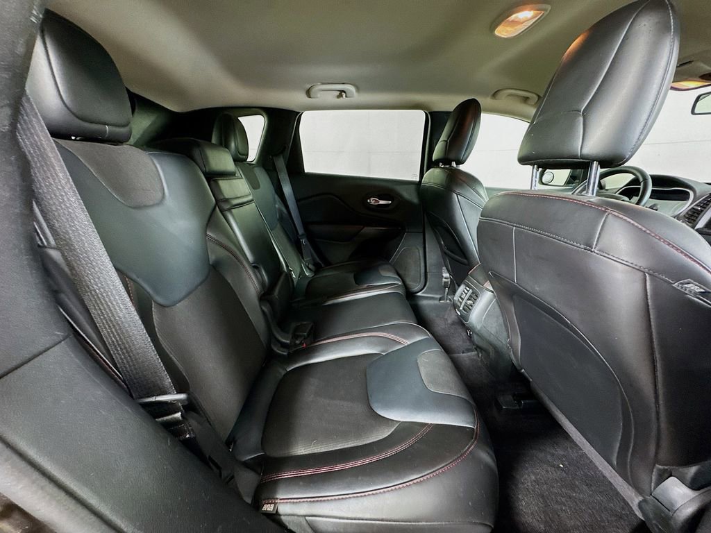 Used 2016 Jeep Cherokee Trailhawk w/ Comfort/Convenience Group AWD/4WD image 32