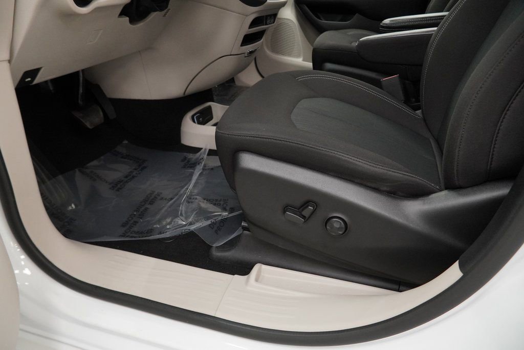 Used 2023 Chrysler Voyager LX image 36