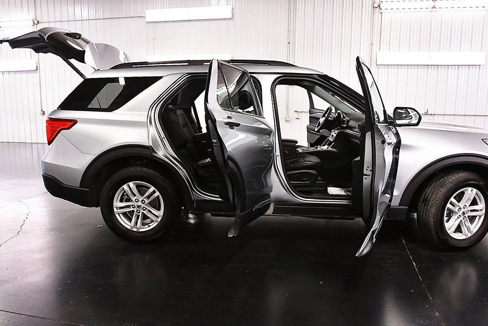 Used 2024 Ford Explorer XLT w/ Equipment Group 202A AWD/4WD image 35