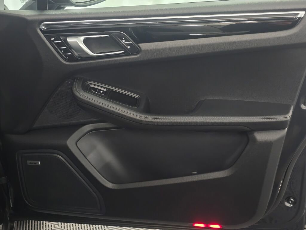 Certified 2025 Porsche Macan image 27