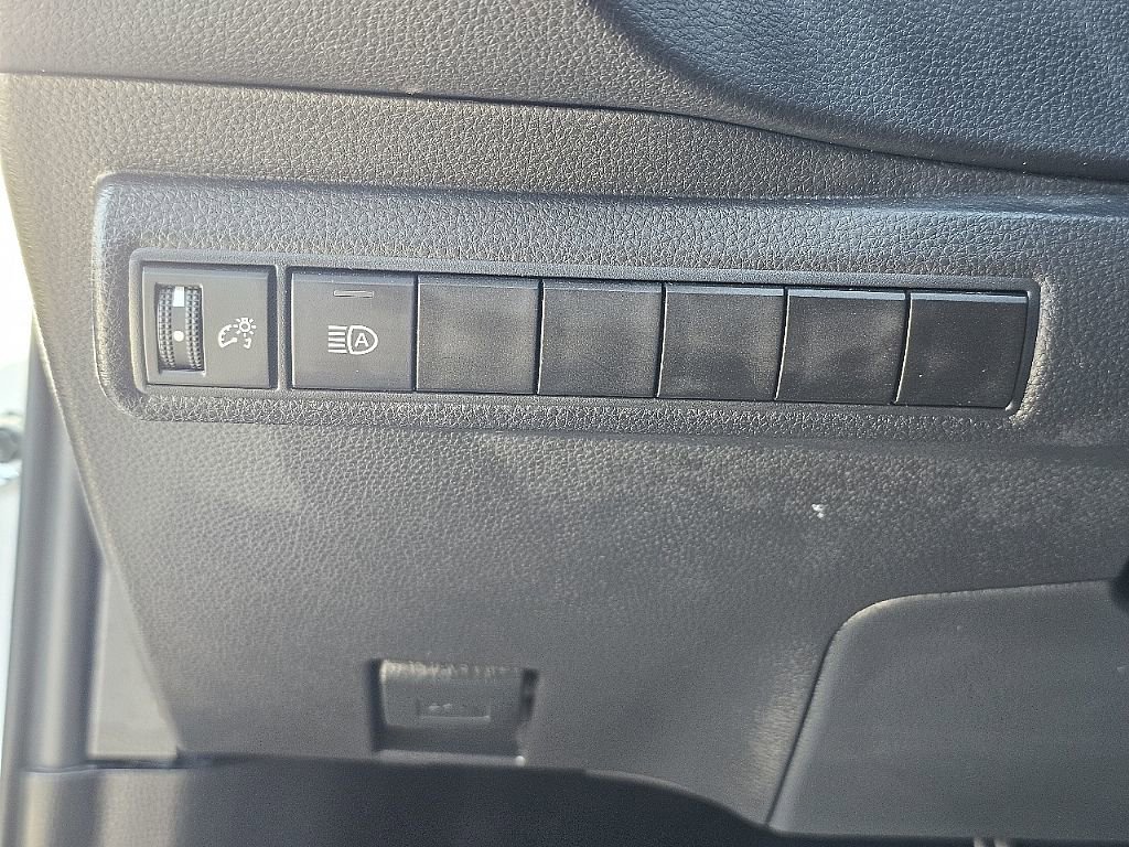 Used 2025 Toyota Corolla LE image 28
