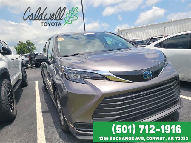 Used 2024 Toyota Sienna LE FWD image 3