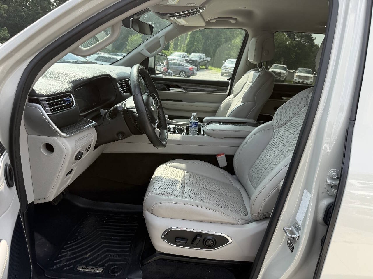 Used 2022 Jeep Wagoneer Series II AWD/4WD image 12