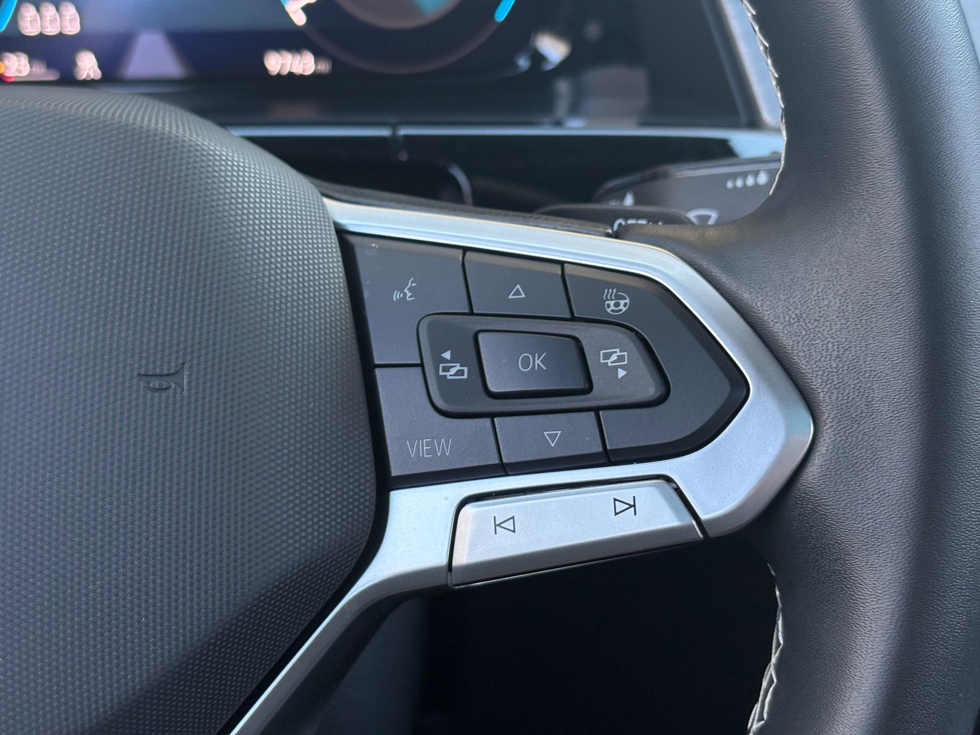 Used 2025 Volkswagen Atlas Cross Sport SE w/ Panoramic Sunroof Package image 30