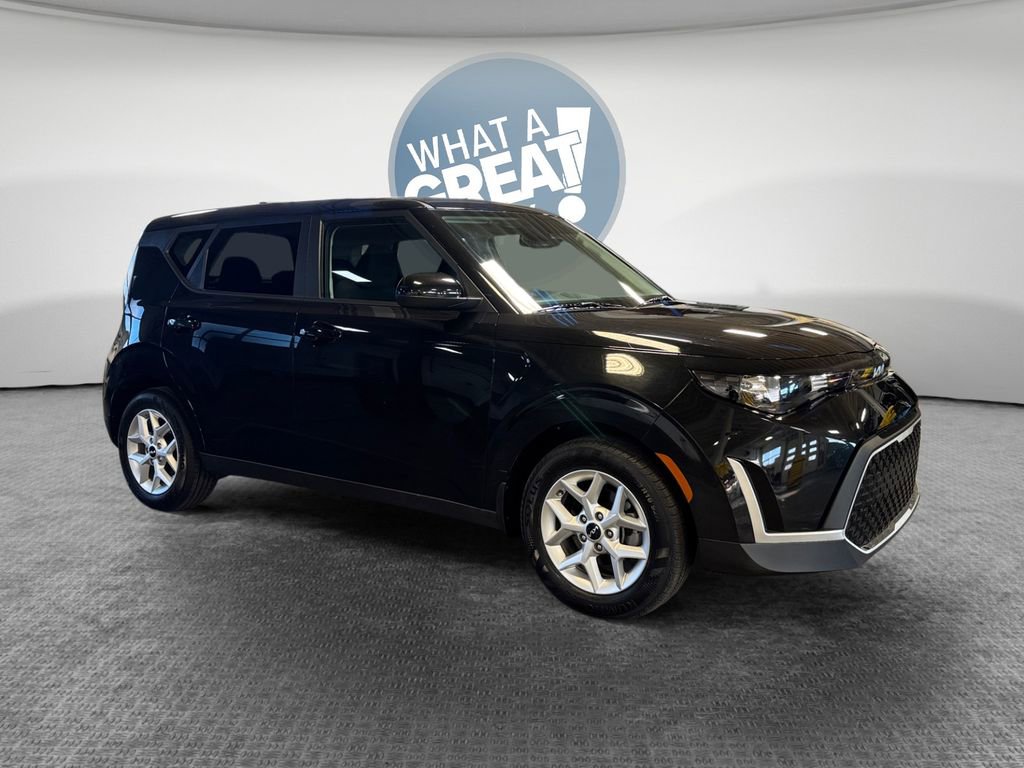 Used 2023 Kia Soul S FWD image 1