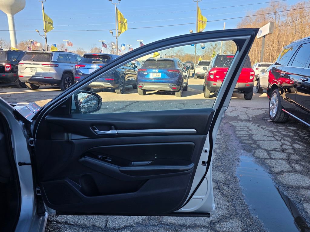 Used 2023 Nissan Altima 2.5 SV FWD image 37