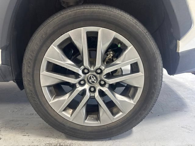 Used 2022 Toyota RAV4 XLE Premium FWD image 9