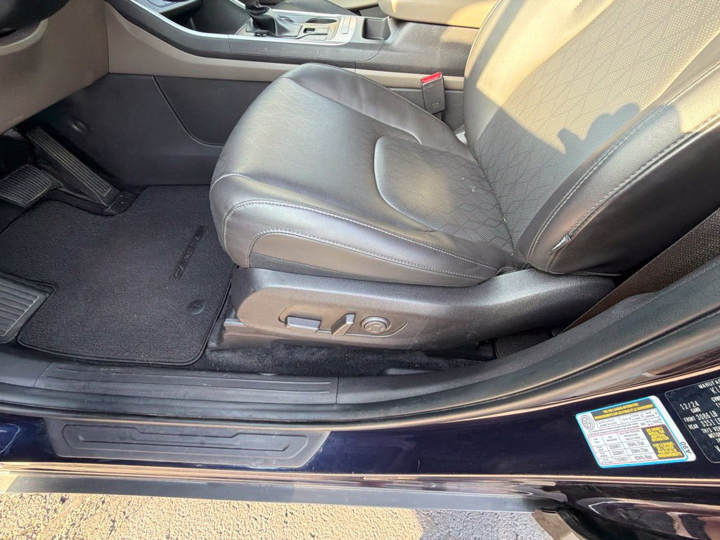 Used 2025 Kia Carnival FWD image 22