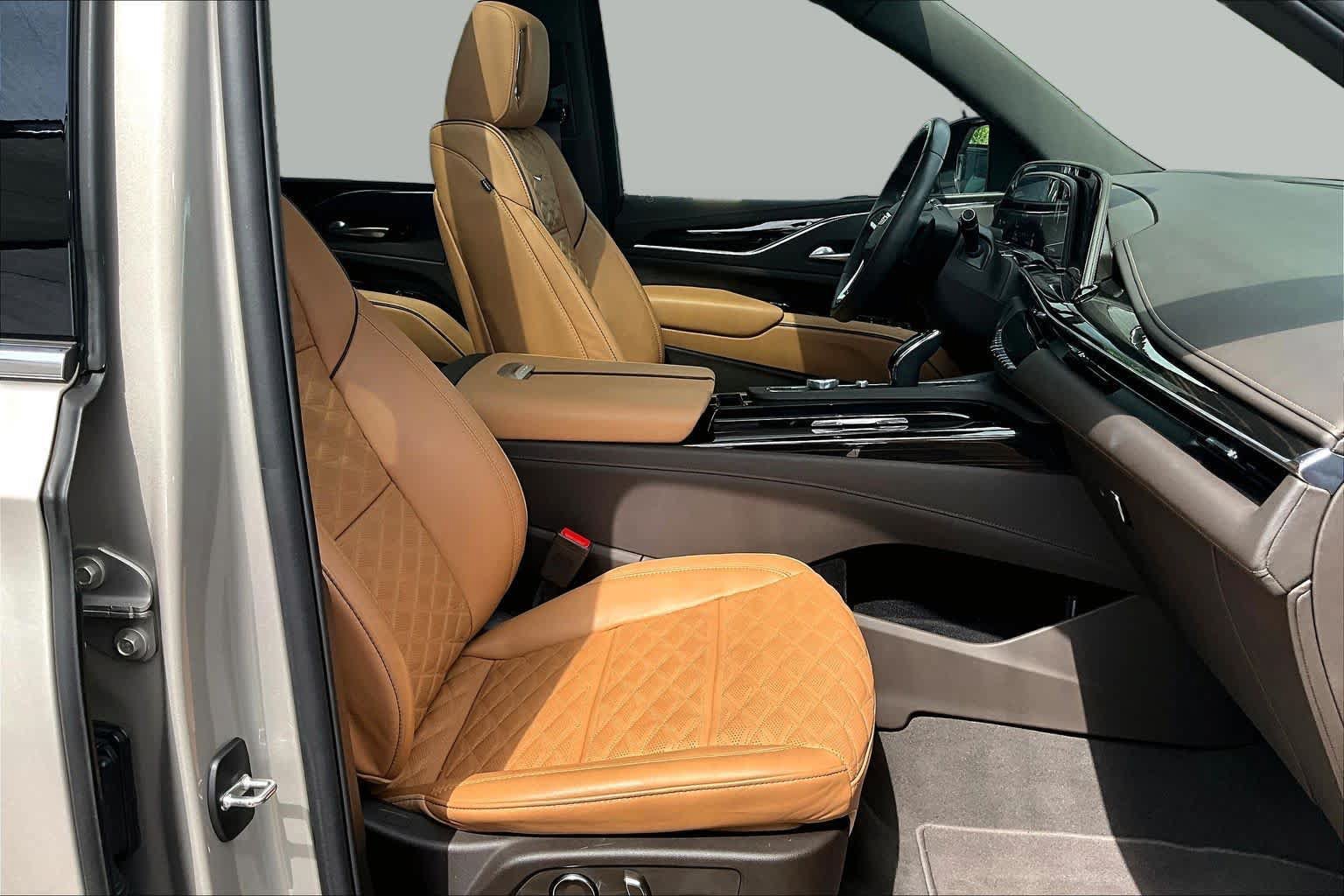 Used 2024 Cadillac Escalade Premium Luxury w/ Performance Package AWD/4WD image 9