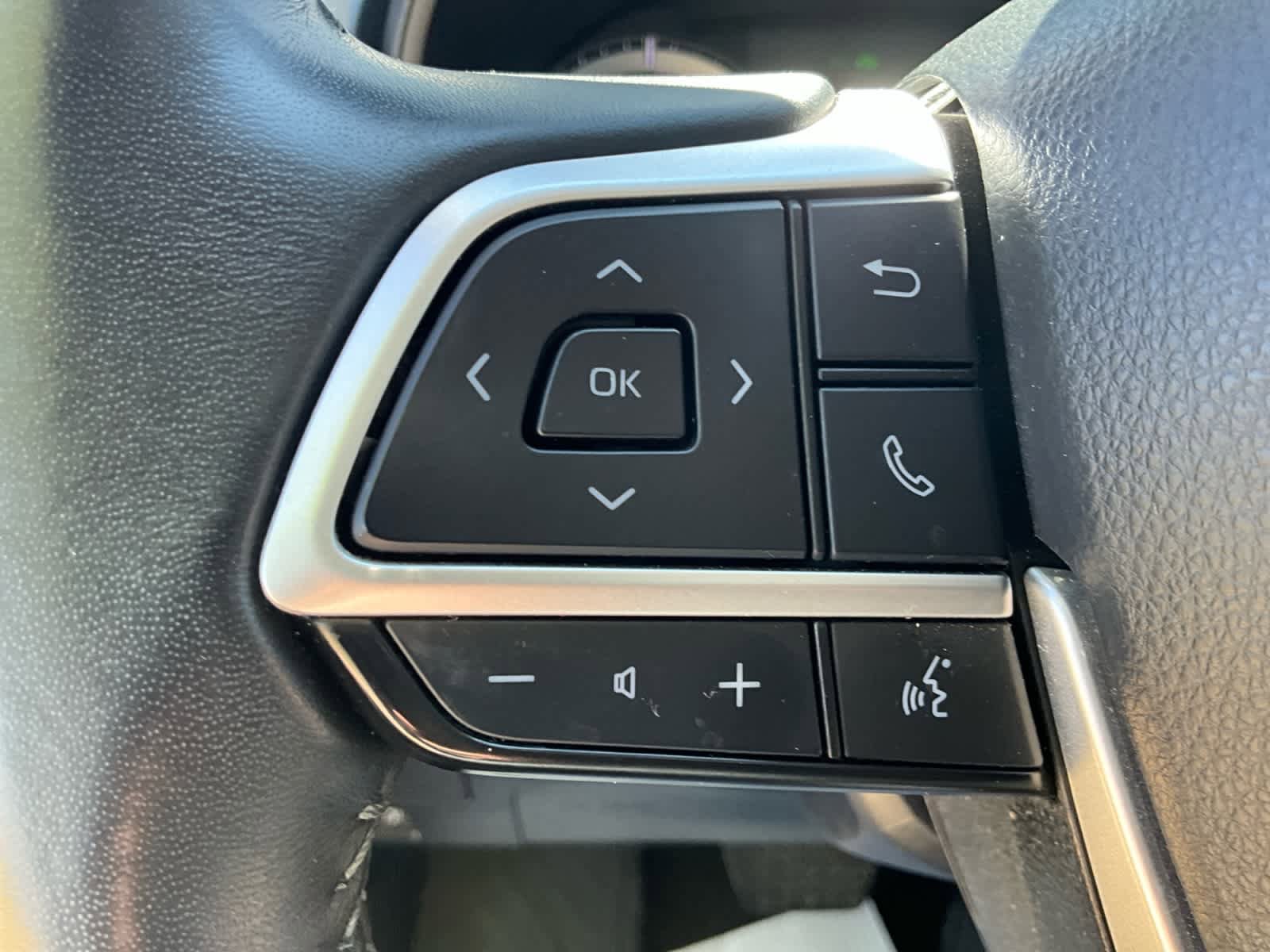 Used 2023 Toyota Highlander LE AWD/4WD image 24
