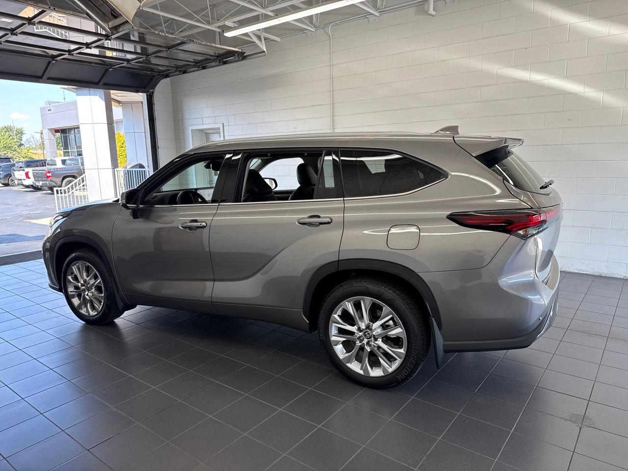 Used 2026 Toyota Highlander Limited AWD/4WD image 5