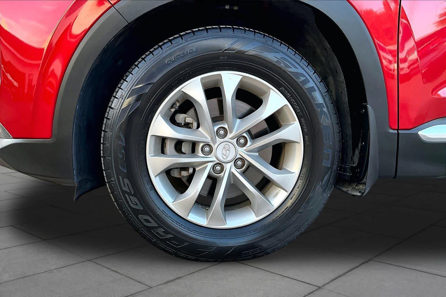 Used 2019 Hyundai Santa Fe SEL FWD image 11