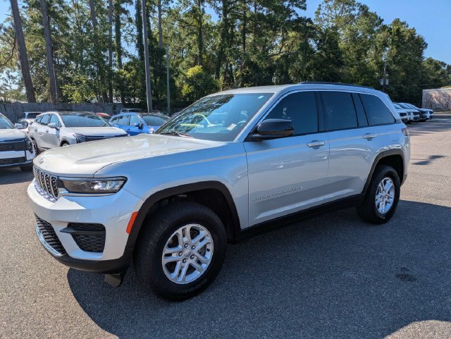 Used 2025 Jeep Grand Cherokee Laredo RWD image 8