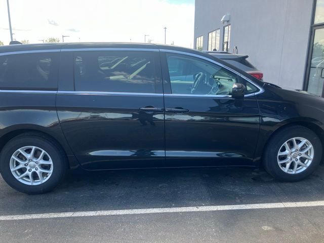 Used 2017 Chrysler Pacifica Touring image 2