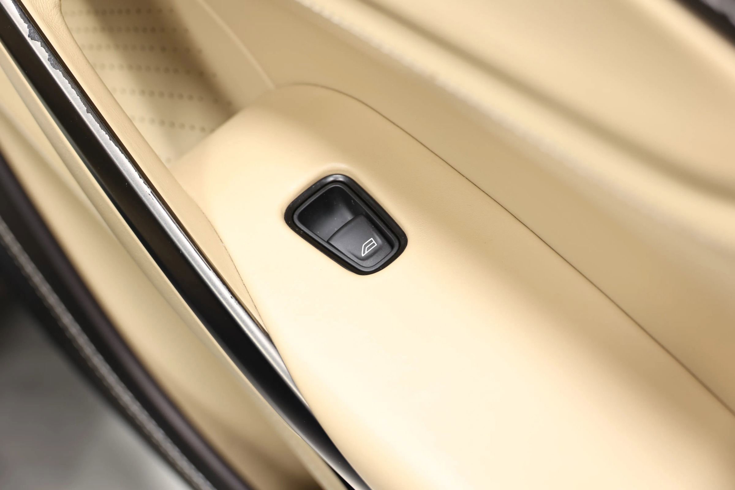 Used 2021 Aston Martin DBX image 88