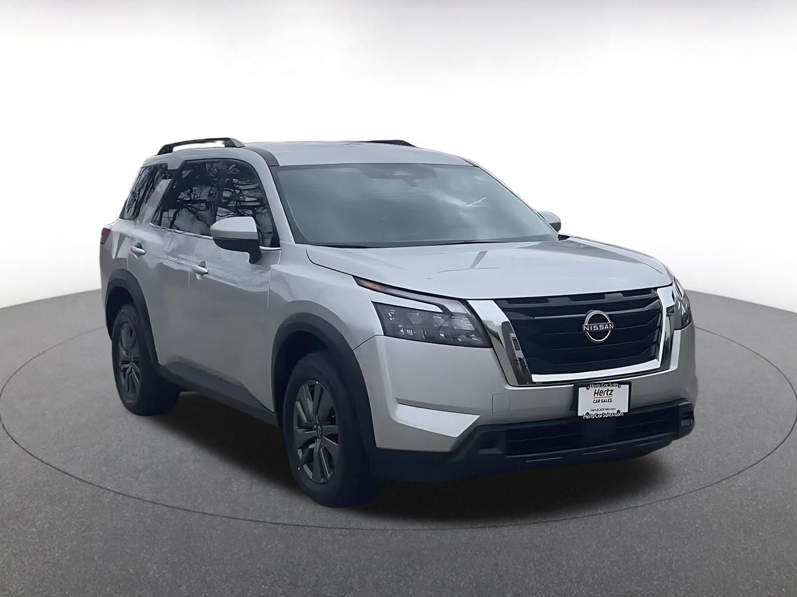Used 2025 Nissan Pathfinder SV image 3