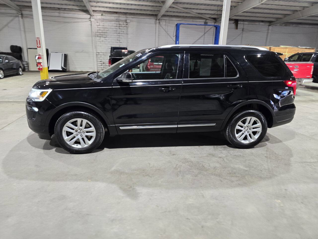 Used 2018 Ford Explorer XLT w/ Equipment Group 202A image 4