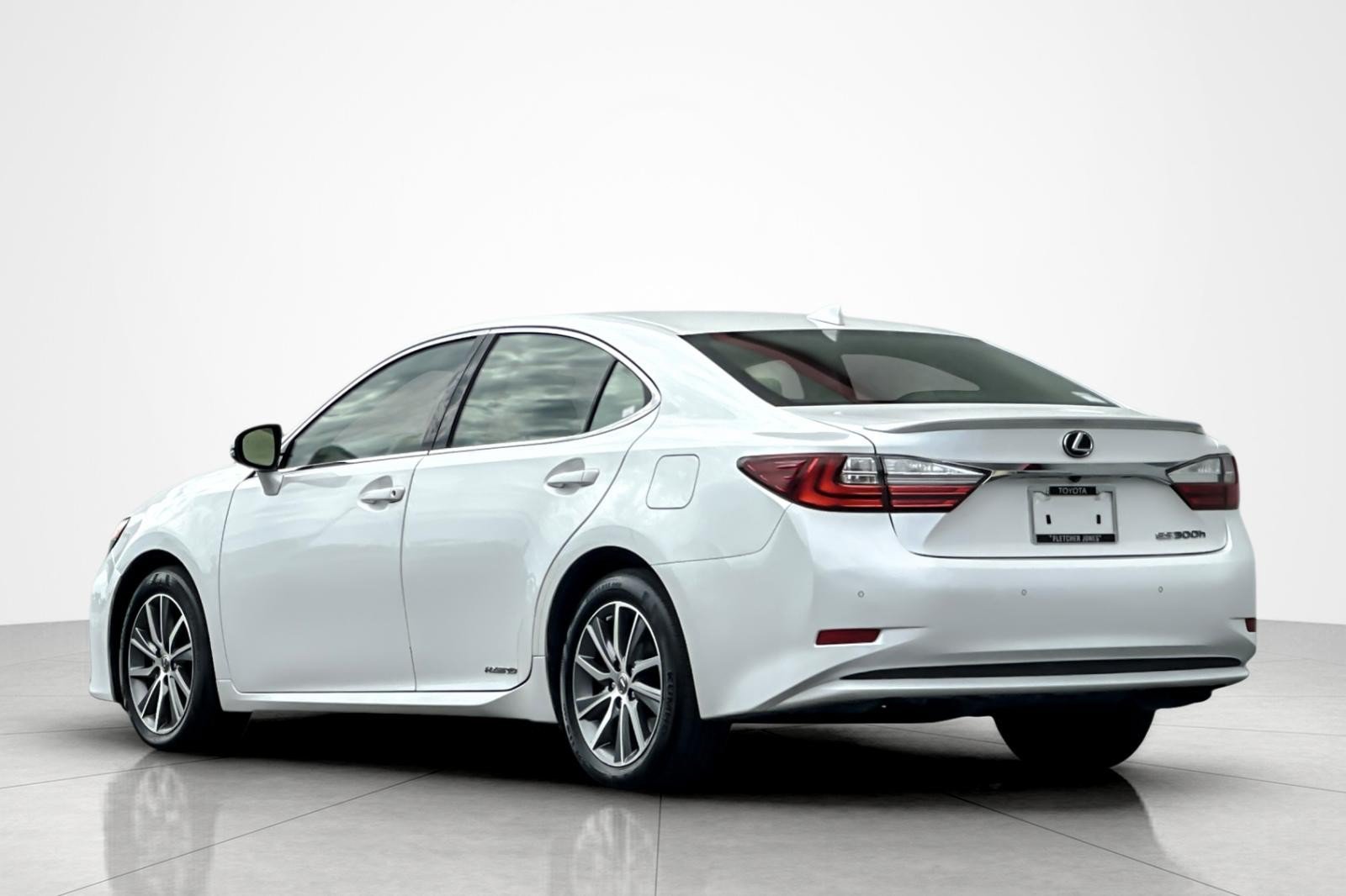 Used 2017 Lexus ES 300h w/ Navigation System Package FWD image 3