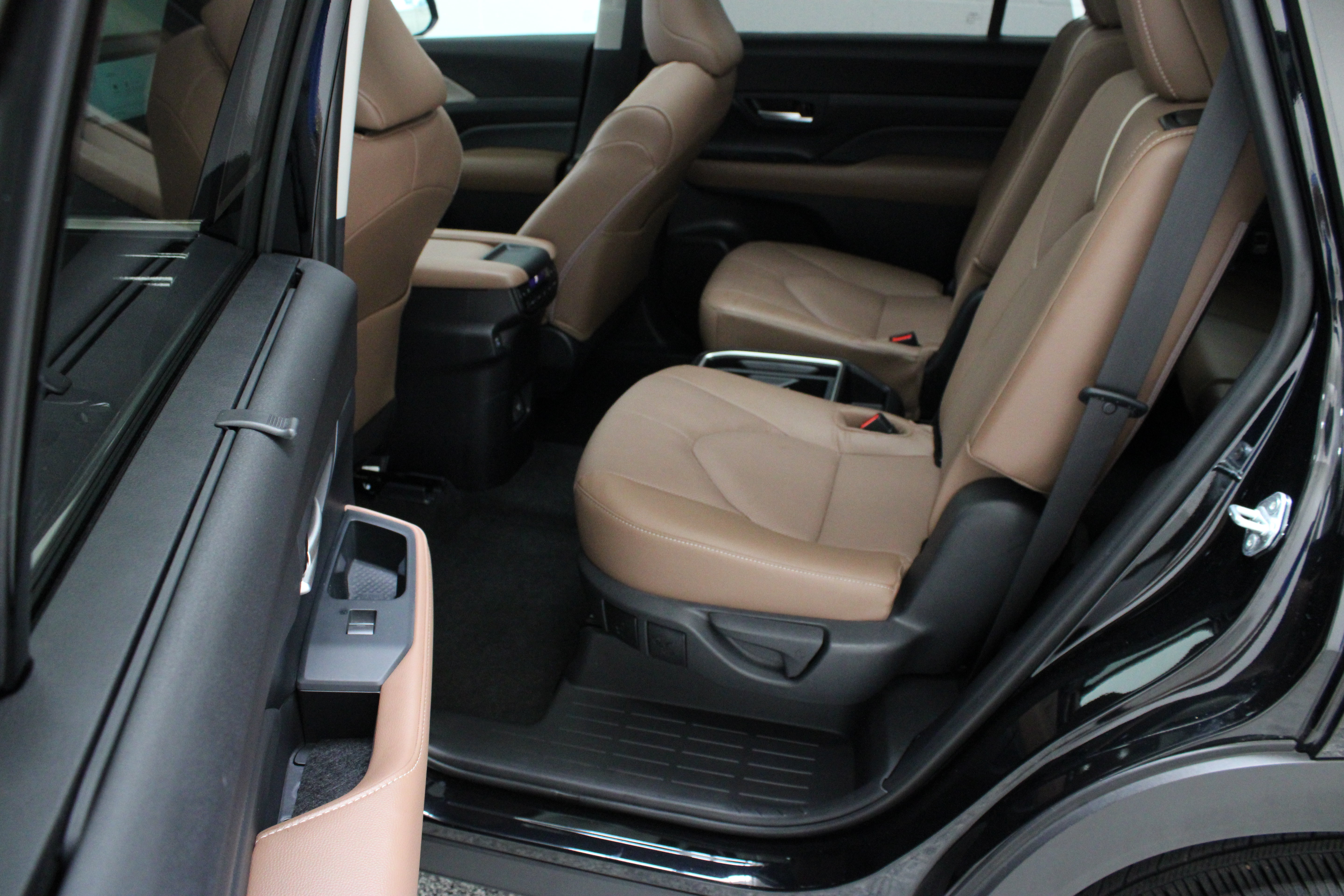 Used 2026 Toyota Grand Highlander AWD image 32