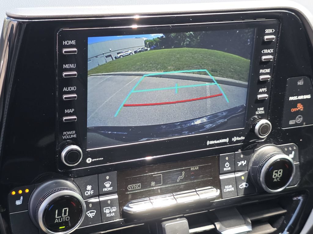 Used 2022 Toyota Highlander XLE AWD/4WD image 13