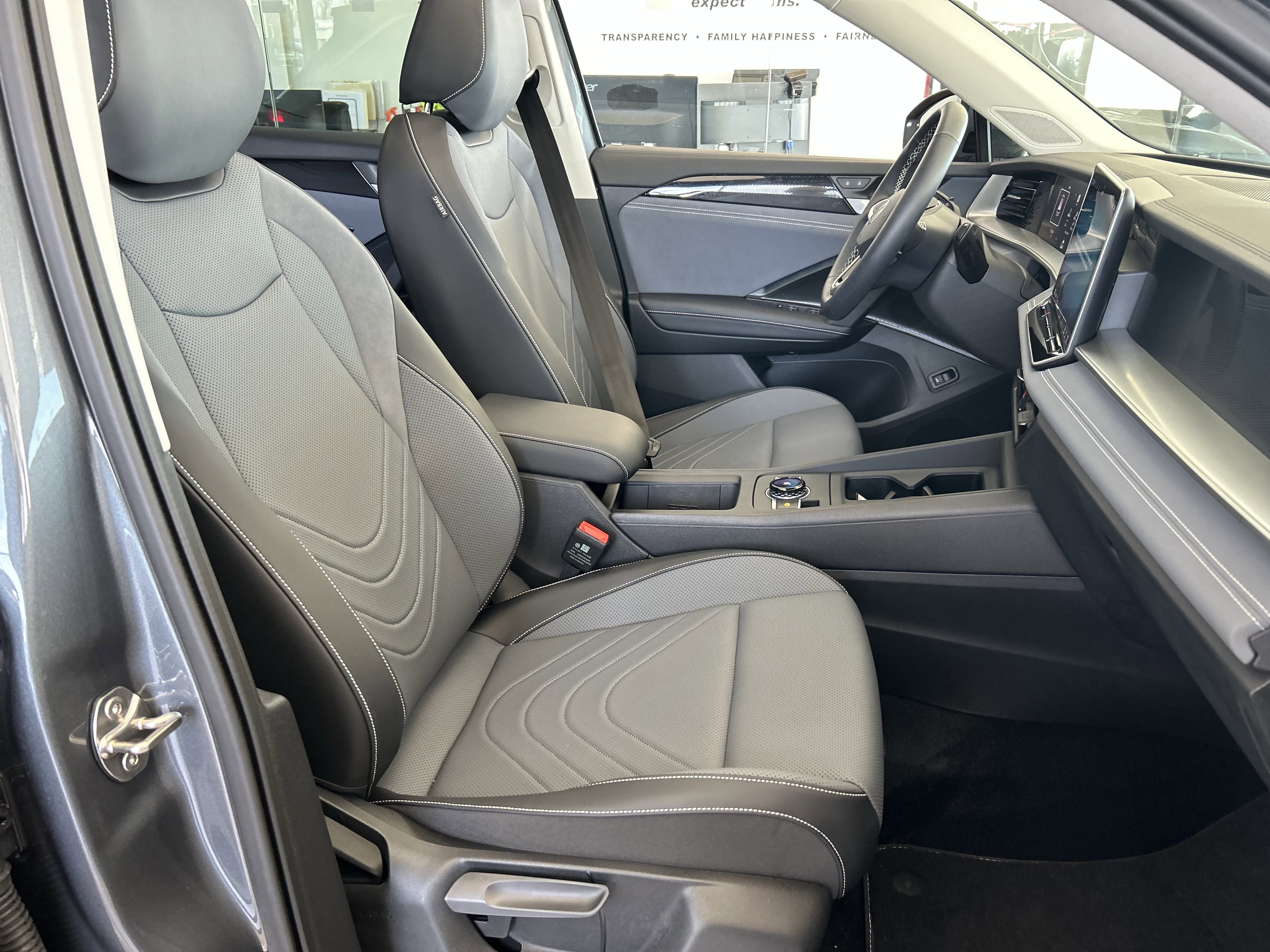 Certified 2025 Volkswagen Tiguan SE image 24