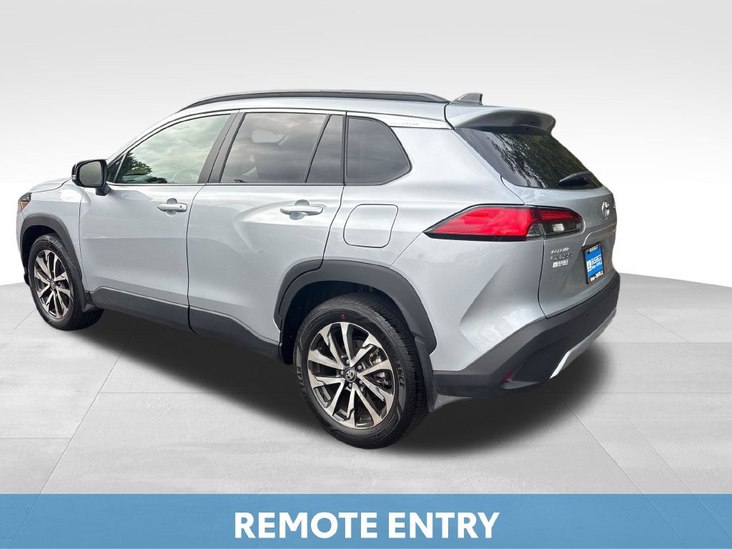 Used 2025 Toyota Corolla Cross XLE FWD image 4