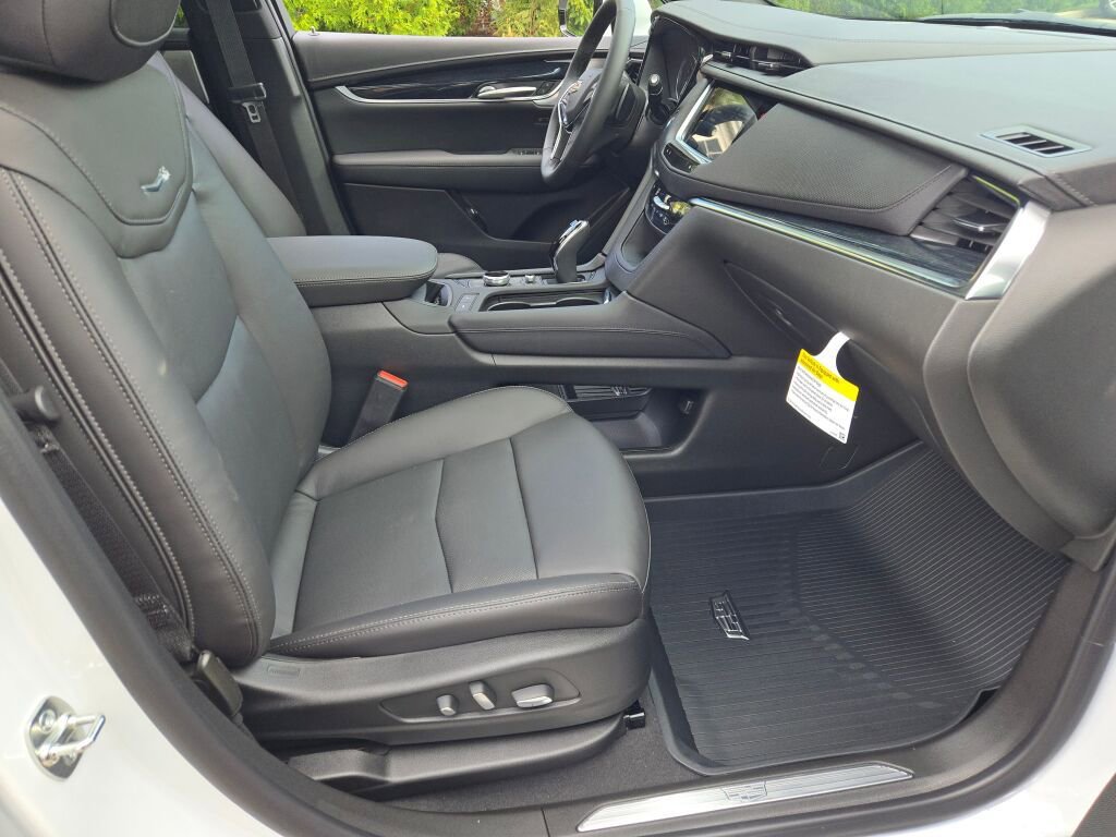 New 2025 Cadillac XT5 Premium Luxury w/ LPO, Red Accent Package AWD/4WD image 6