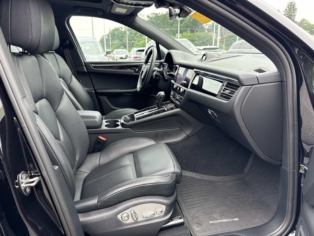 Used 2025 Porsche Macan AWD/4WD image 19