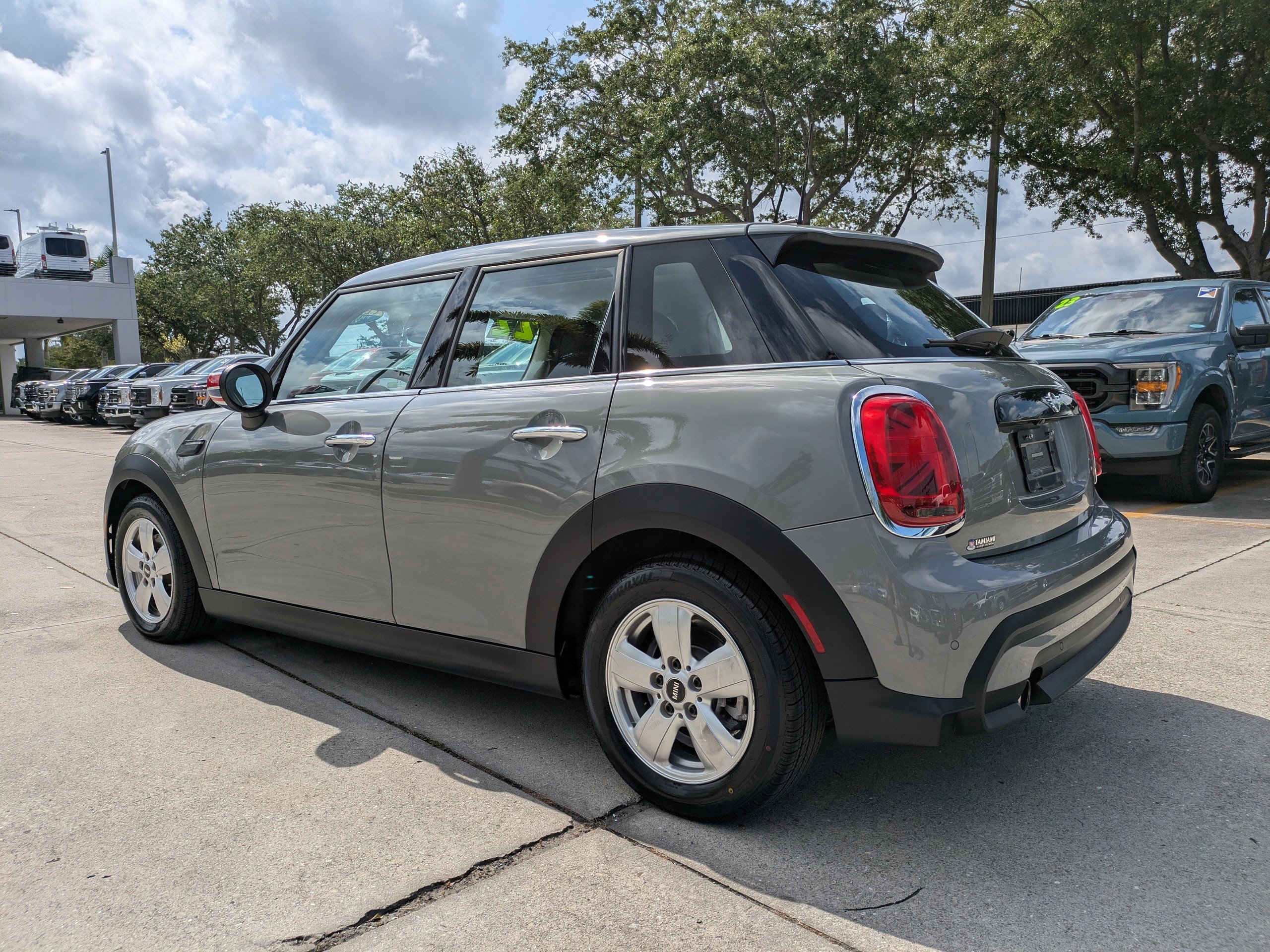 Used 2022 MINI Cooper 4-Door Hardtop w/ Storage Package FWD image 6