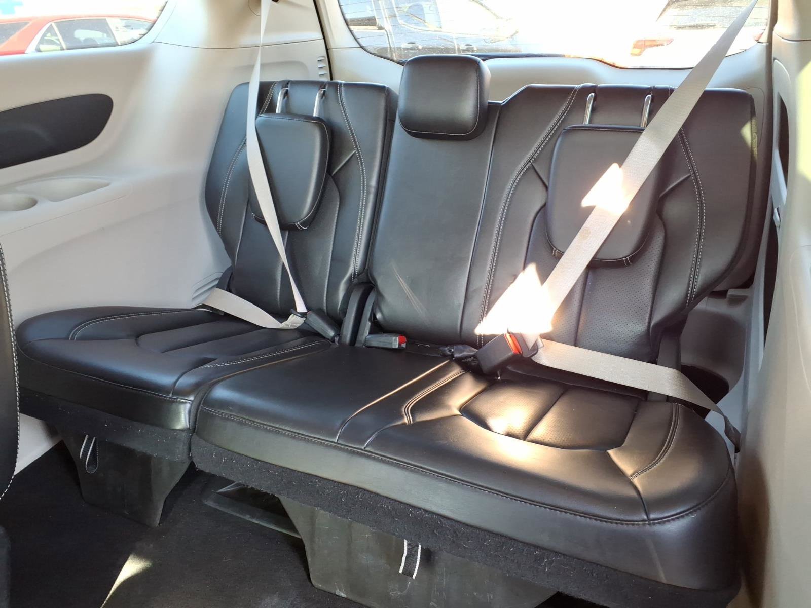 Used 2023 Chrysler Pacifica Touring-L image 10