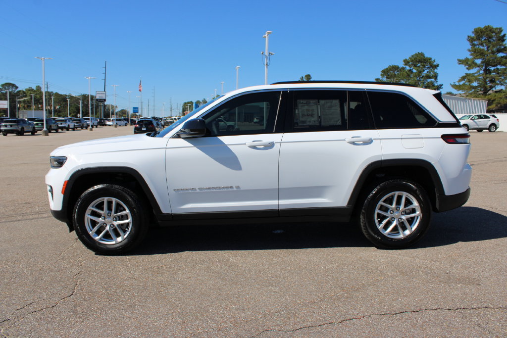 Used 2025 Jeep Grand Cherokee Laredo X RWD image 9