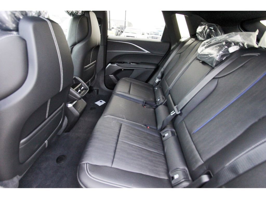 New 2026 Cadillac Lyriq Luxury image 7