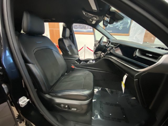 Used 2022 Jeep Grand Cherokee Trailhawk w/ Advanced Protech Group II AWD/4WD image 13
