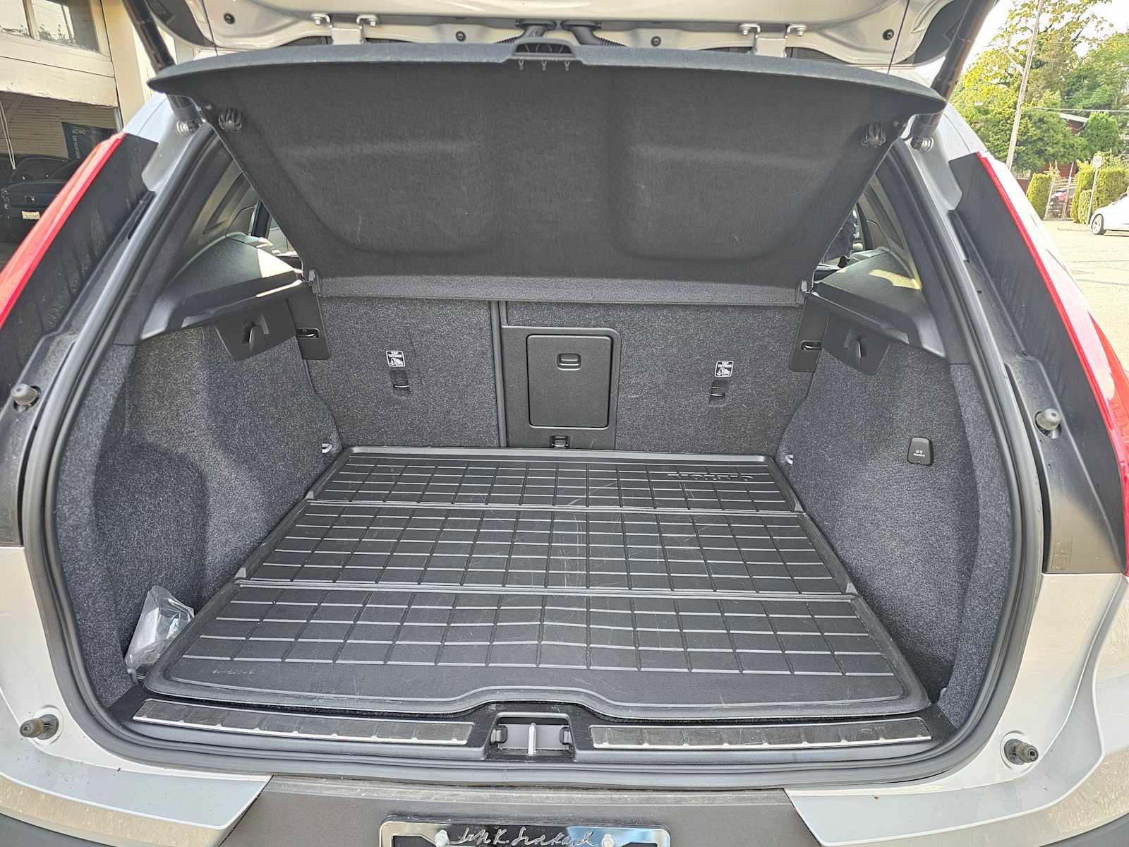 Used 2023 Volvo XC40 B5 Plus w/ Driver Assist Package image 16