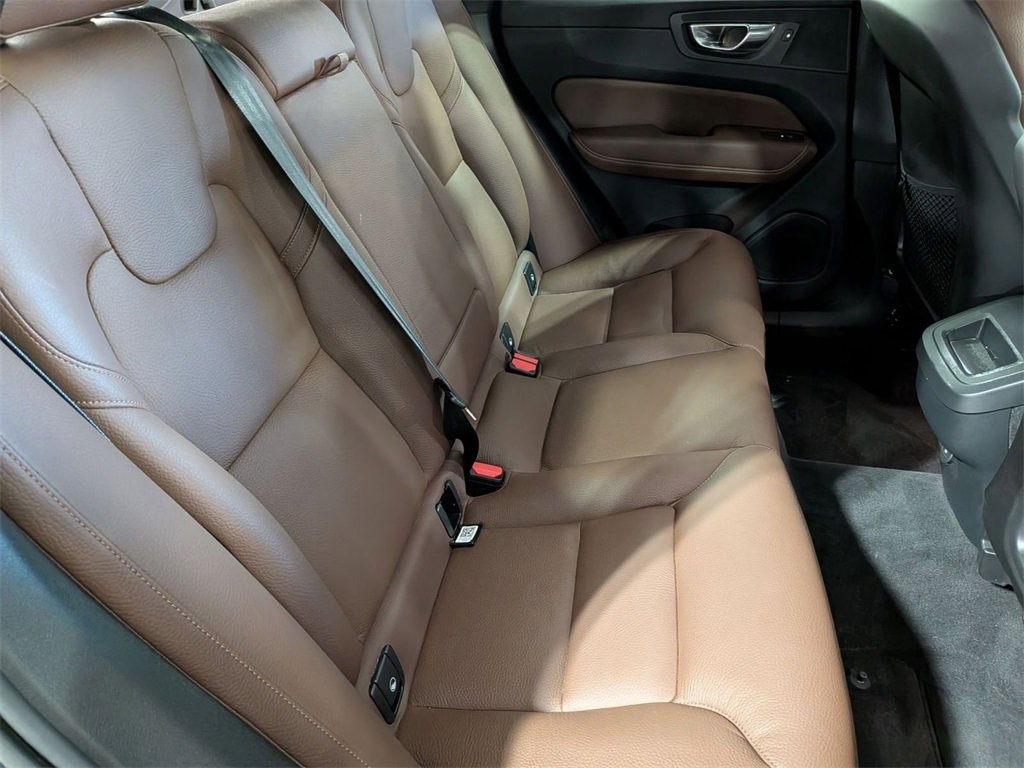 Used 2023 Volvo XC60 B5 Plus image 27