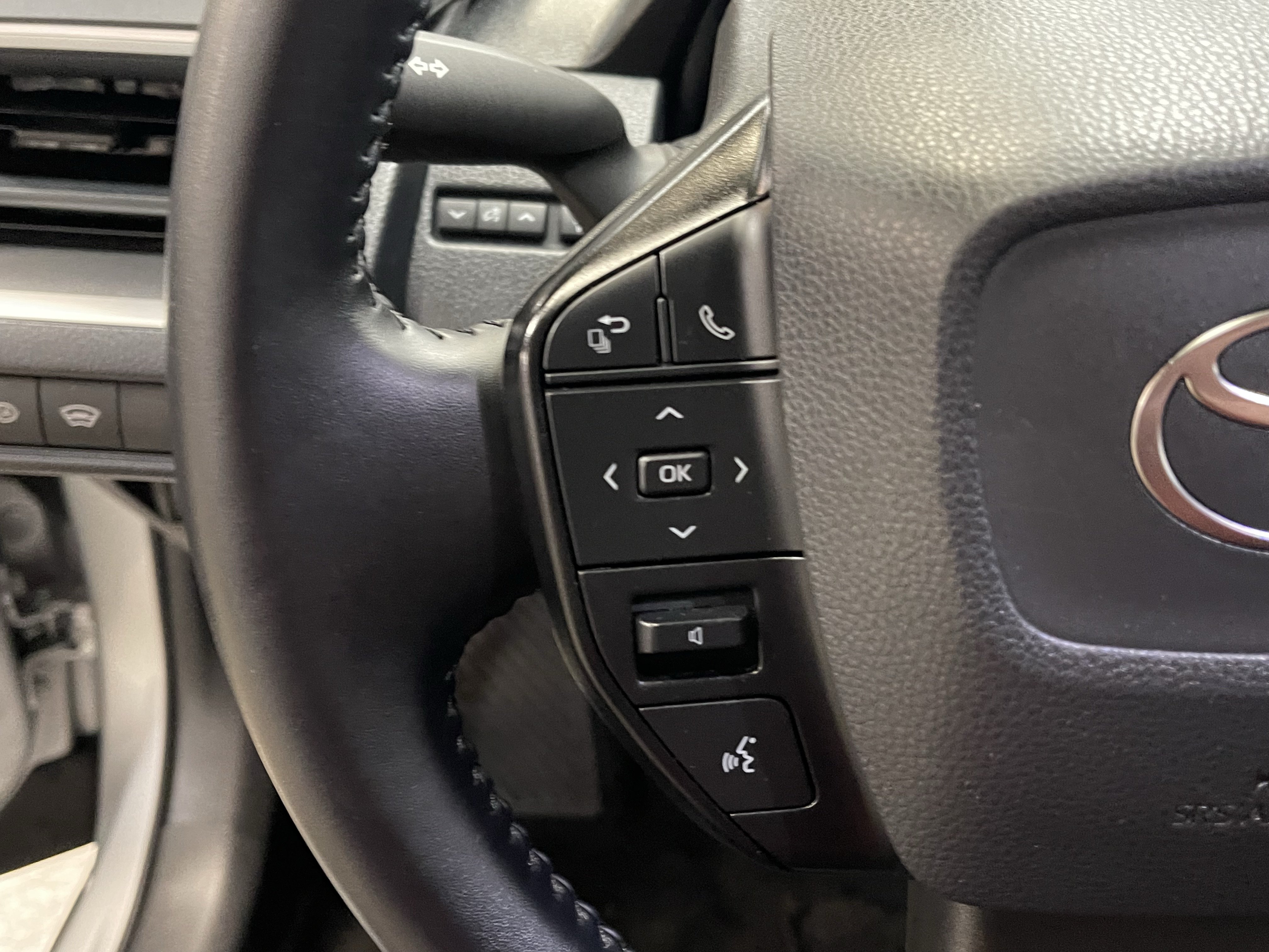 Used 2025 Toyota Prius LE FWD image 20