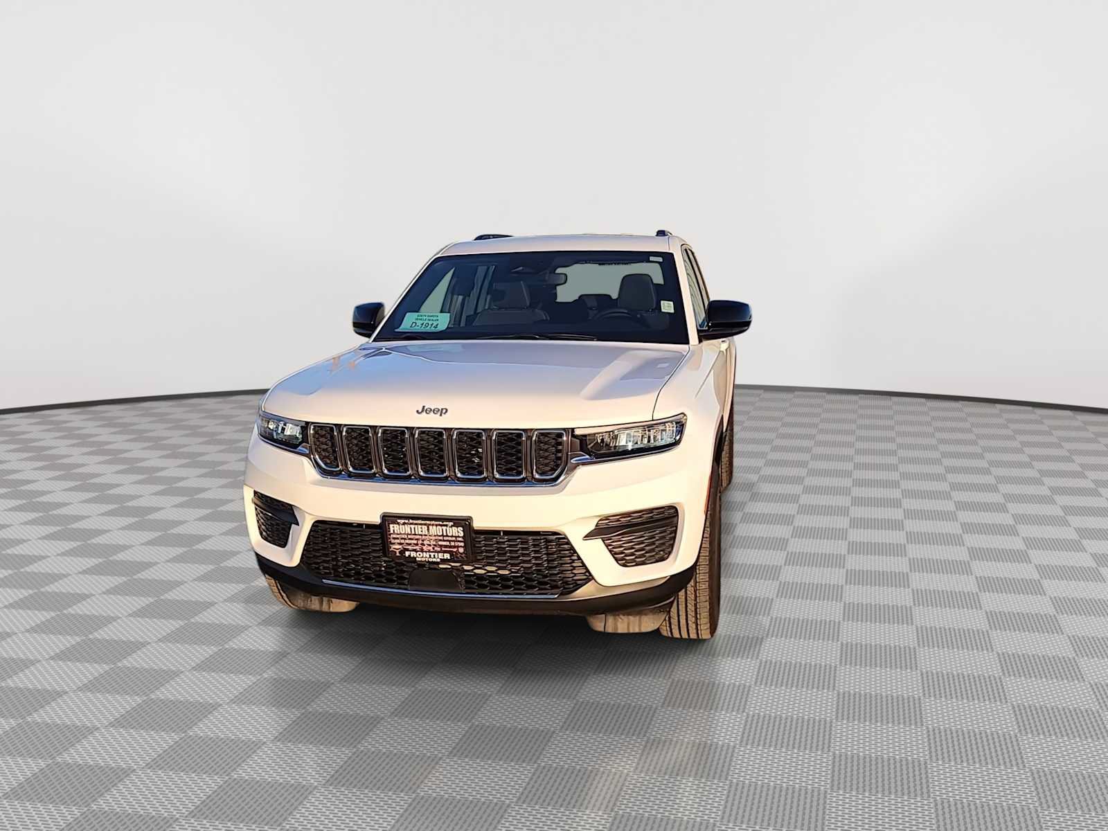 Used 2024 Jeep Grand Cherokee Laredo AWD/4WD image 3