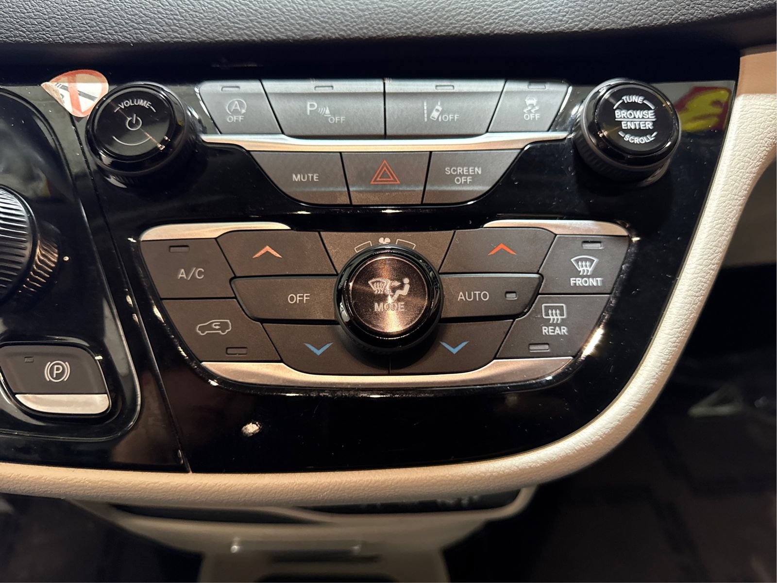 Used 2023 Chrysler Pacifica Touring-L FWD image 28