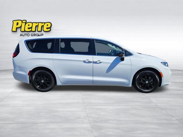 Used 2024 Chrysler Pacifica Touring-L FWD image 6