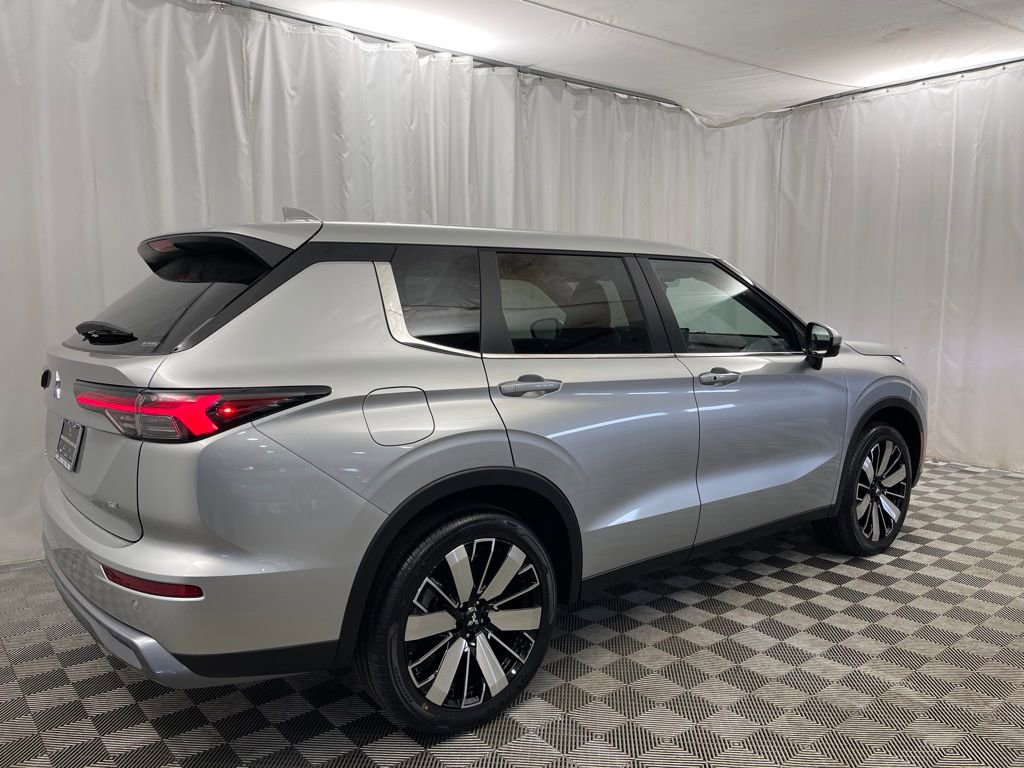 New 2025 Mitsubishi Outlander SE image 3