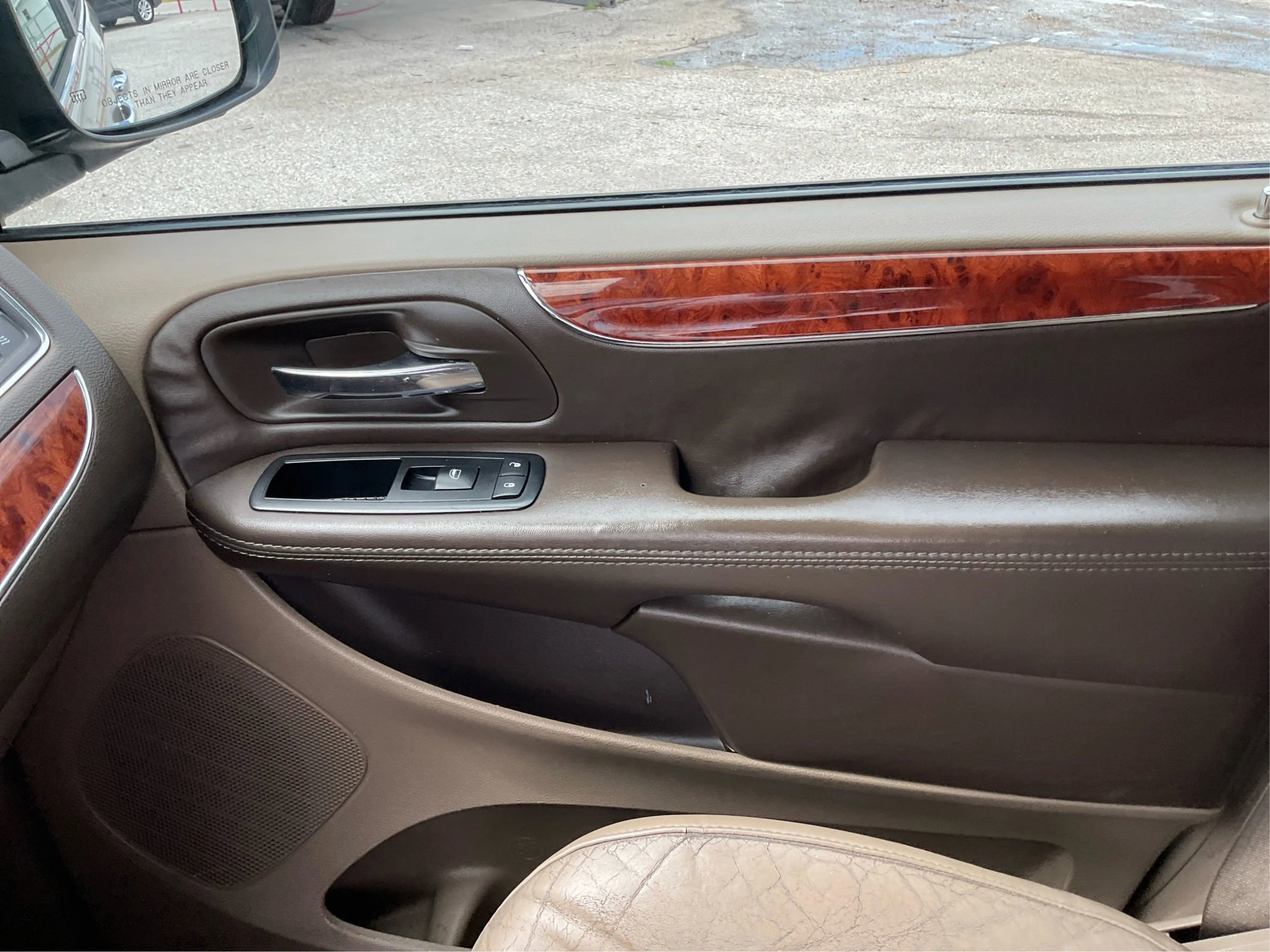 Used 2014 Chrysler Town & Country Limited w/ Luxury Group FWD image 20