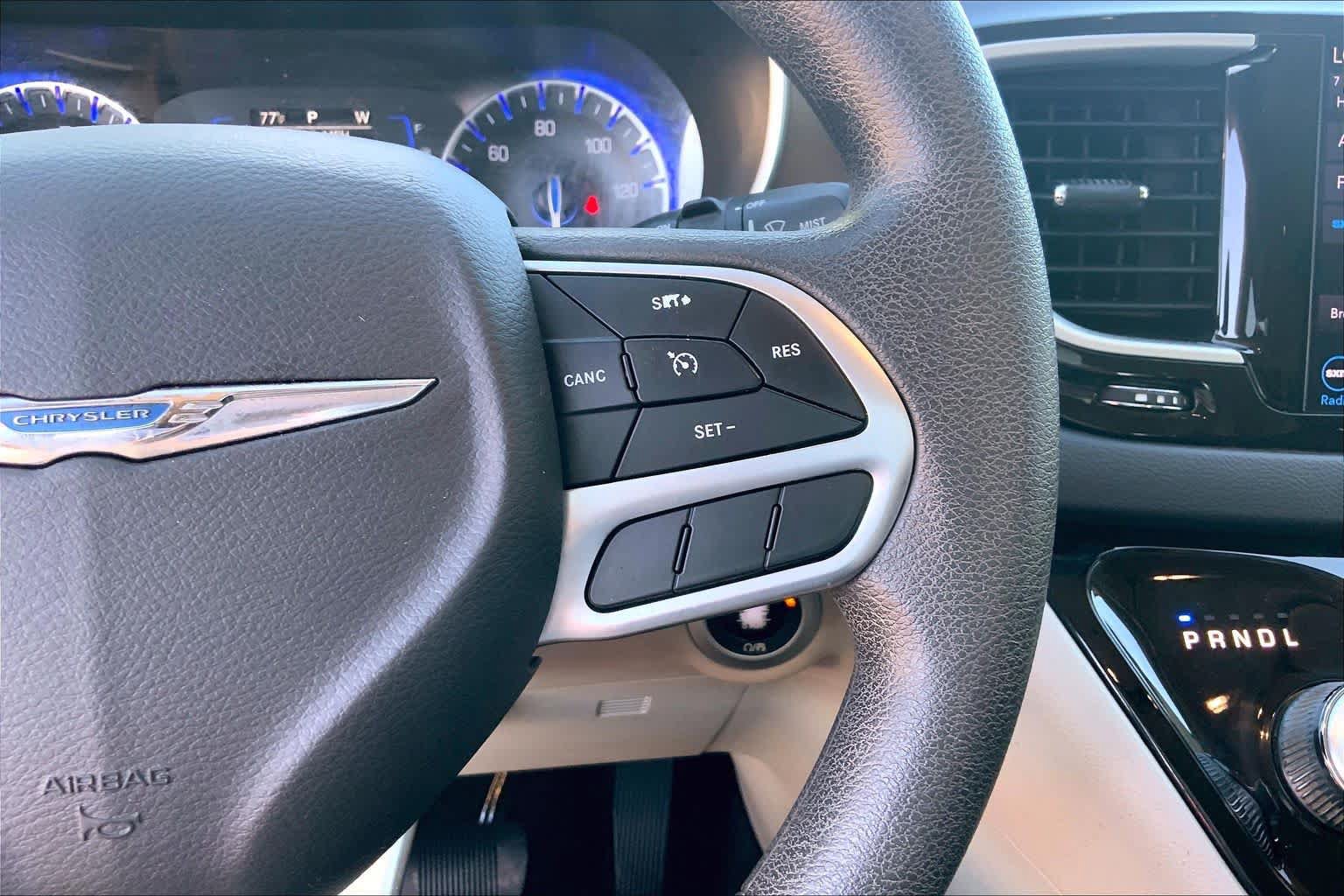 Used 2018 Chrysler Pacifica Touring Plus FWD image 25